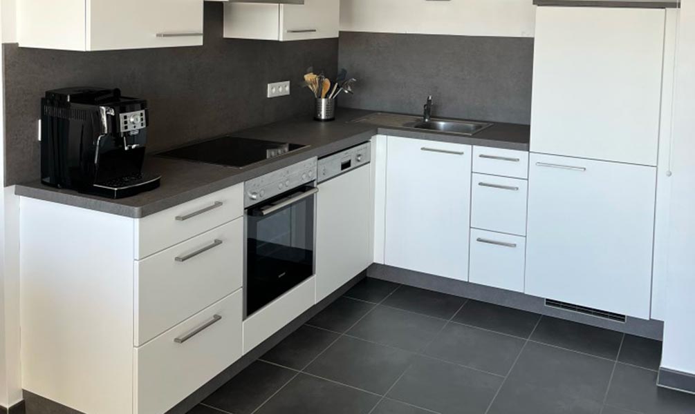 Keuken Wrappen: Voordelige Witte Keuken Make-over aan de Costa del Sol Moderne witte keuken na snelle transformatie door keuken wrappen